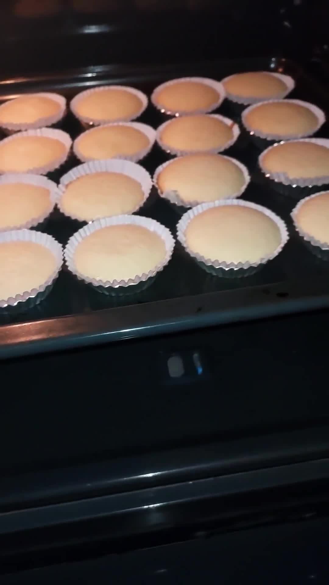 Foto langkah ke 6 dari resep Cup Cake Kokoh.