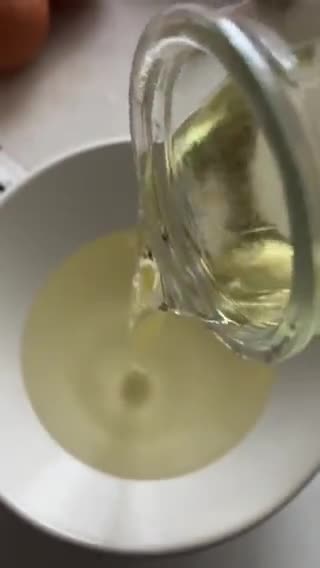 Foto del paso 4 de la receta: Bizcocho marmolado: 3-2-1 vasitos de medida, + manzana