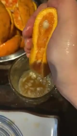 Hình bước làm 3 của món Vào bếp cùng con: nước cam vắt Măng Đen
