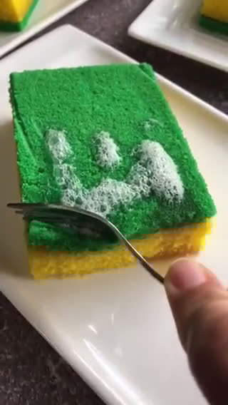 Gambar langkah 5 resipi Dish Sponge Cake.