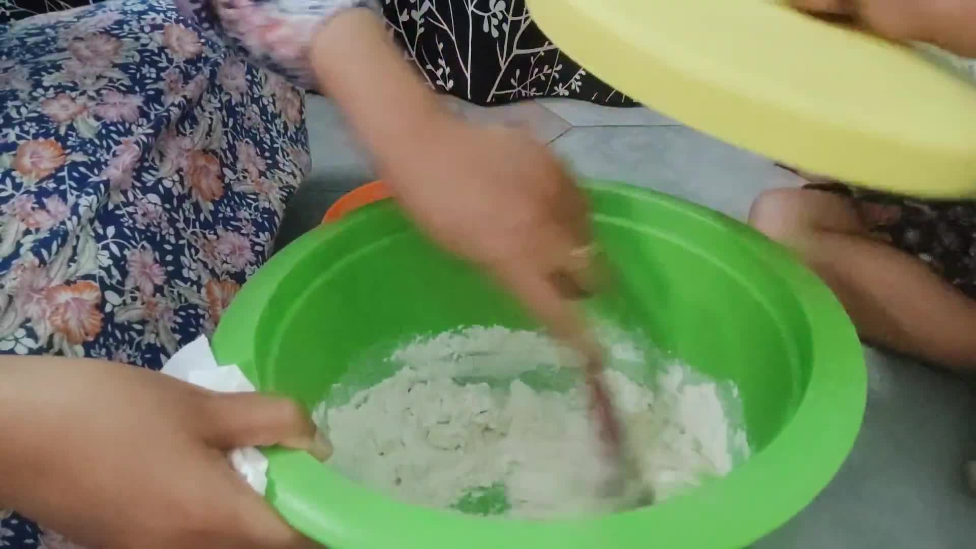 Foto langkah ke 2 dari resep Roti Manis Isi Cokelat.