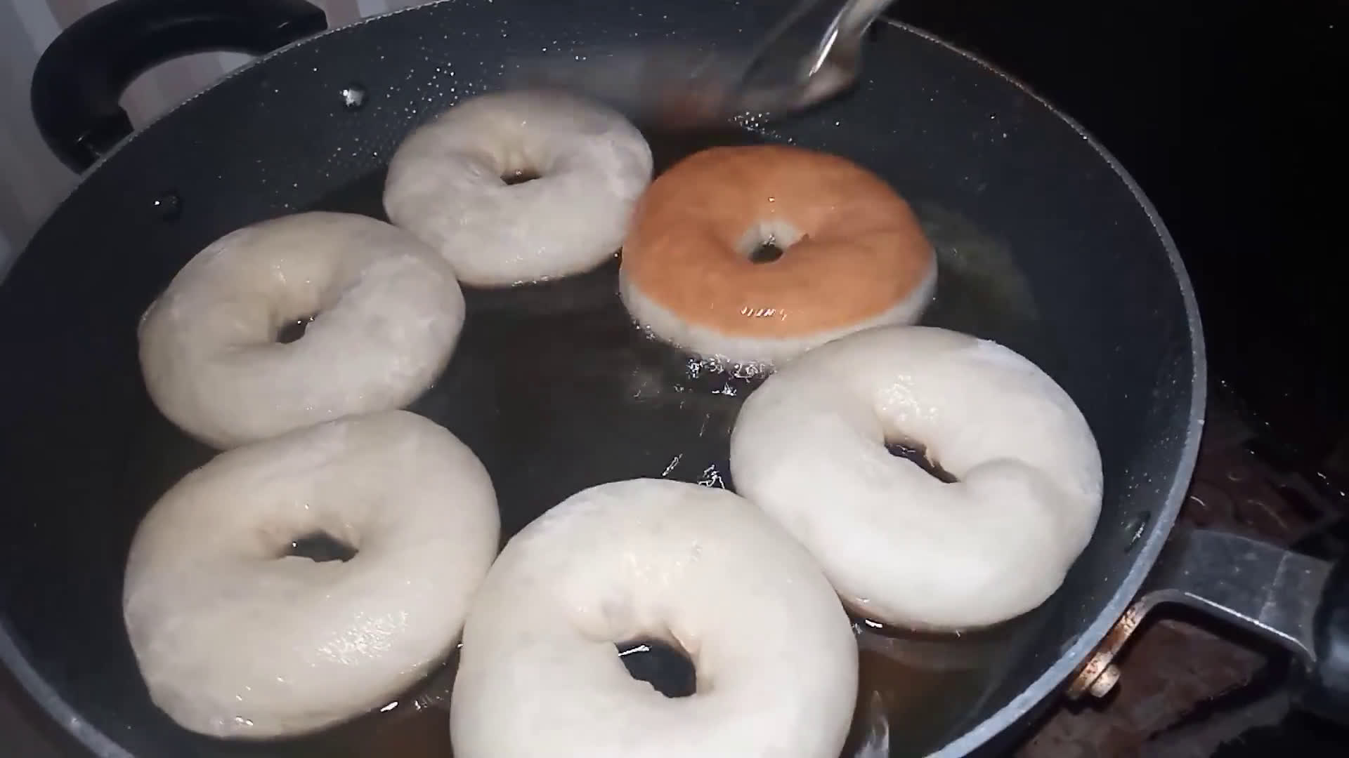 Foto langkah ke 5 dari resep Donat ekonomis untuk jualan(tanpa telur tanpa susu).
