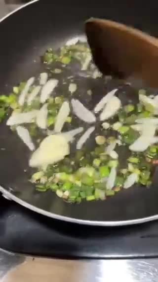 Foto langkah ke 1 dari resep Nasi Goreng Telur Ceplok Daun Bawang.