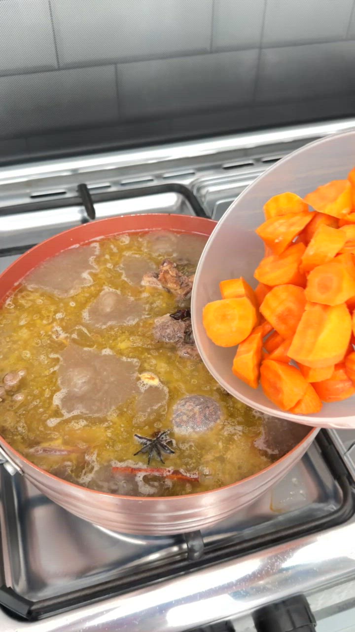 Foto langkah ke 3 dari resep Sop Tulang Leher Sapi.
