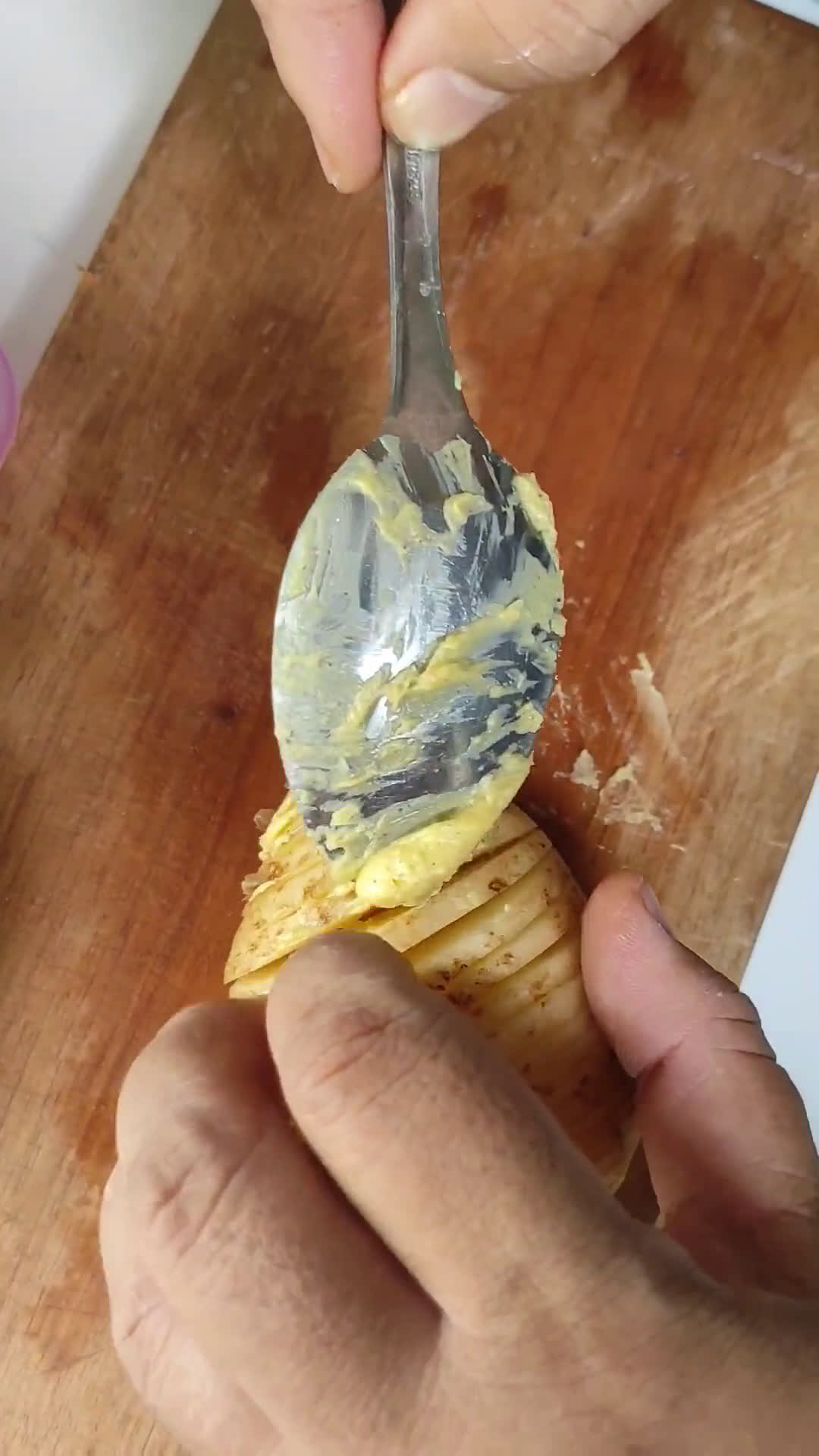 Foto langkah ke 4 dari resep Hasselback Potatoes.