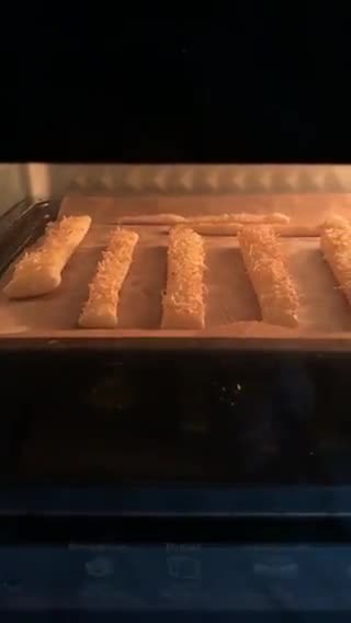 Foto langkah ke 3 dari resep Puff pastry cheese sticks.