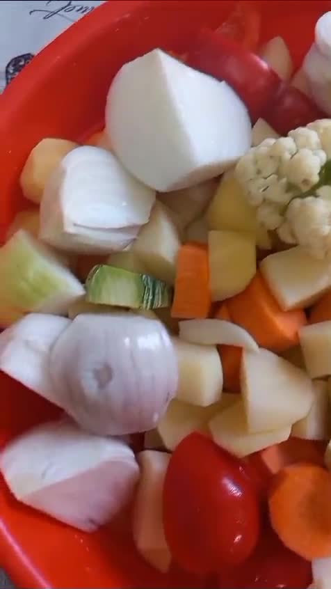صورة لخطوة 1 من وصفة دجاج وخضار بالفرن😋💞