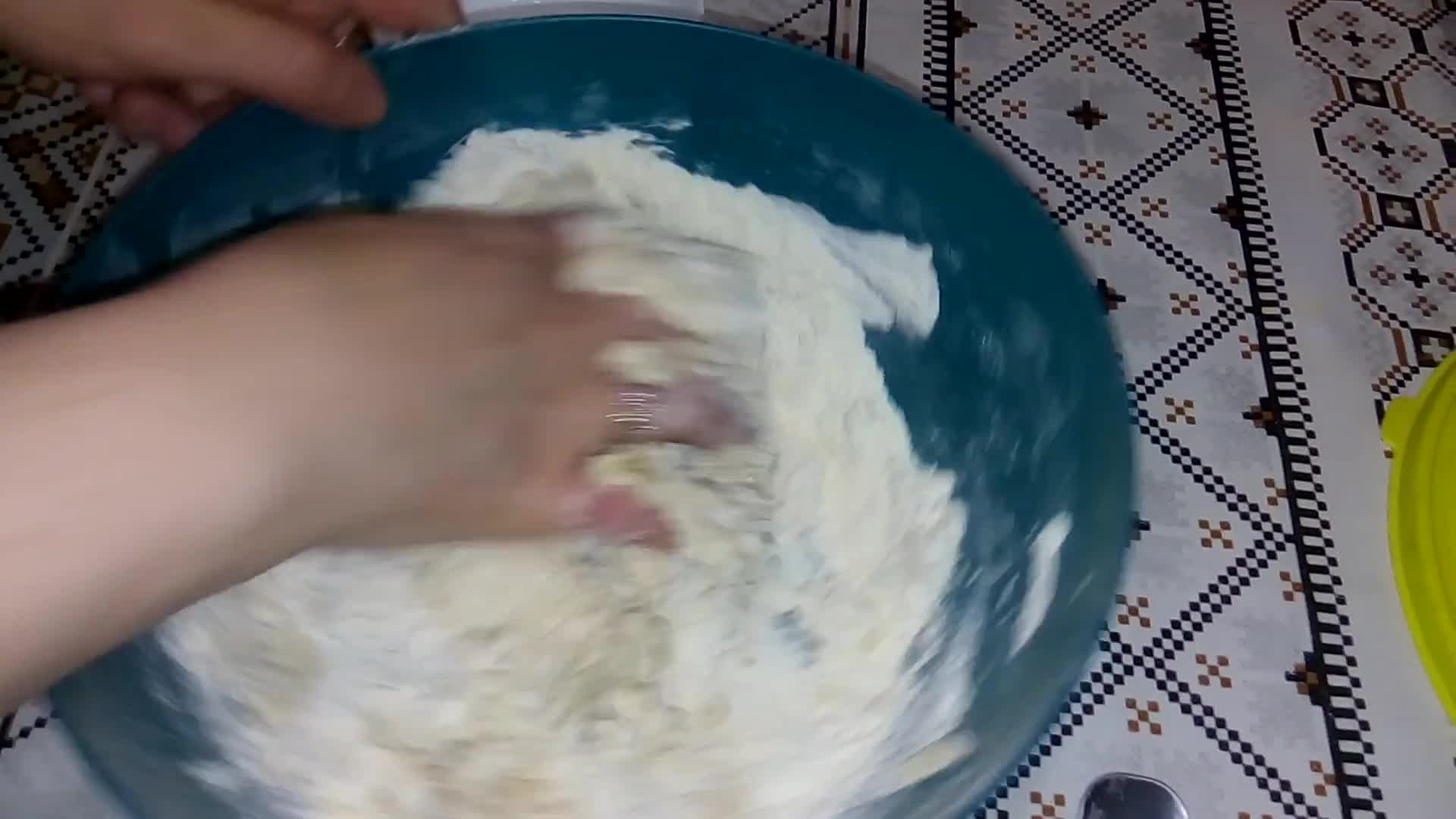 صورة لخطوة 2 من وصفة فطائر المقلاة السريعة 😋