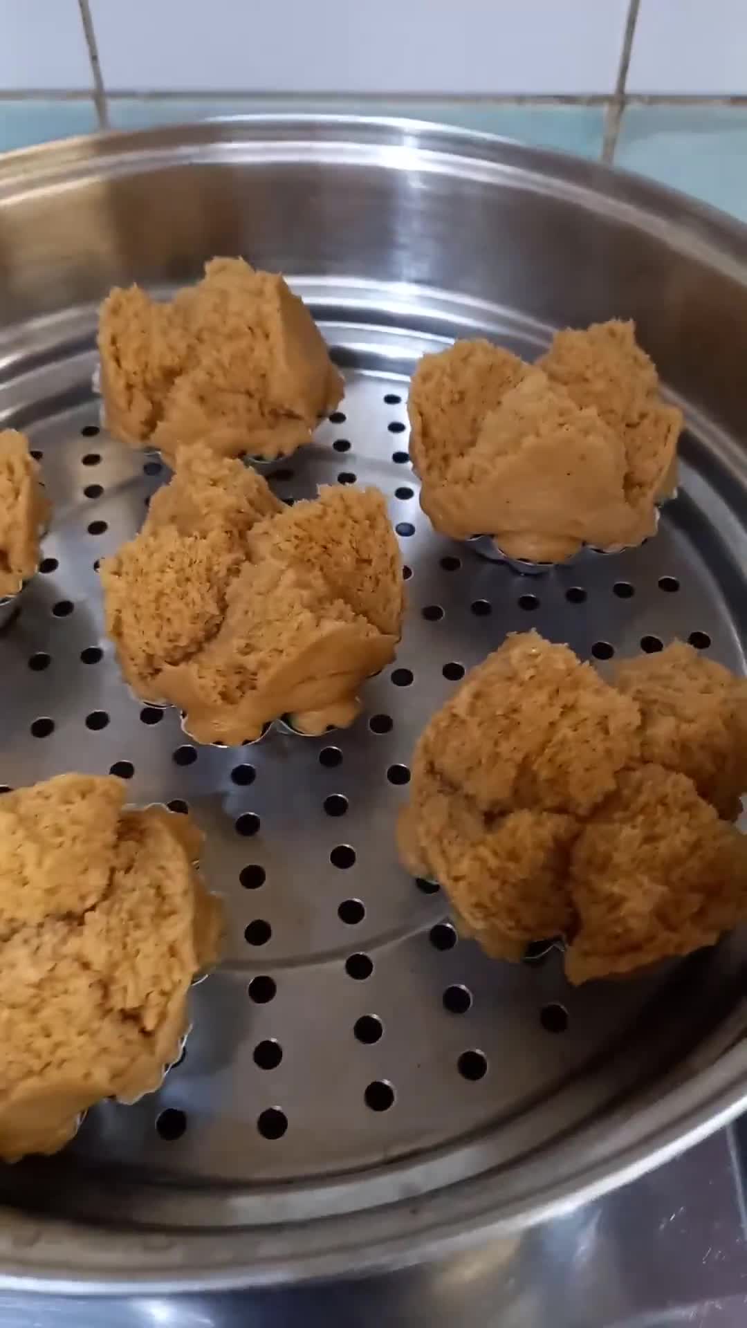 Foto langkah ke 5 dari resep Bolu Kukus Gula Merah Mekar.