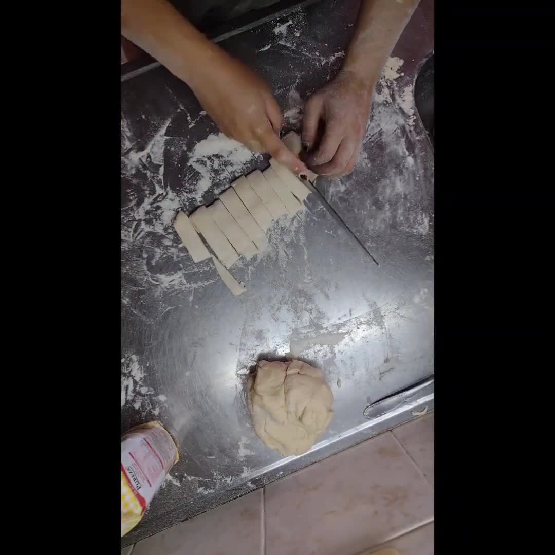 Foto del paso 1 de la receta: Pasta pappardelle con cebolla, ajo y puerro