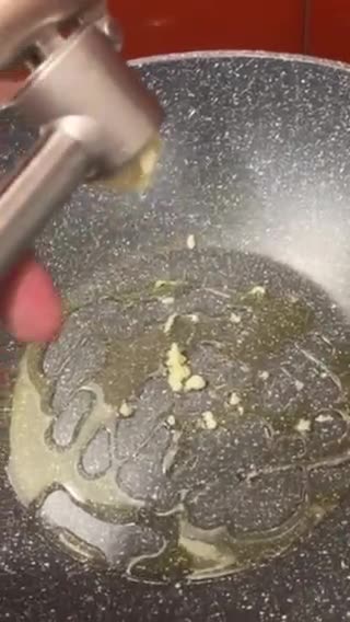 Foto del paso 2 de la receta: Revuelto de setas con jamón y un ajo