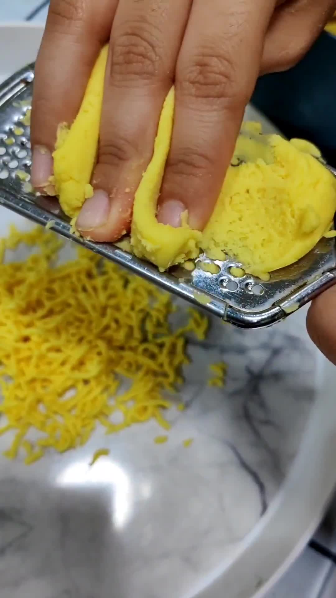 Gambar langkah 5 resipi Biskut Sarang Semut.