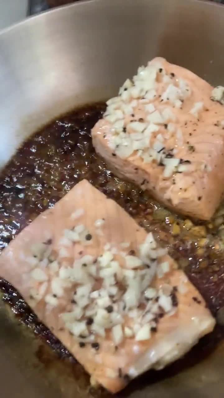 Foto del paso 5 de la receta: Sabor a mi: Salmón 🍣 con ajo