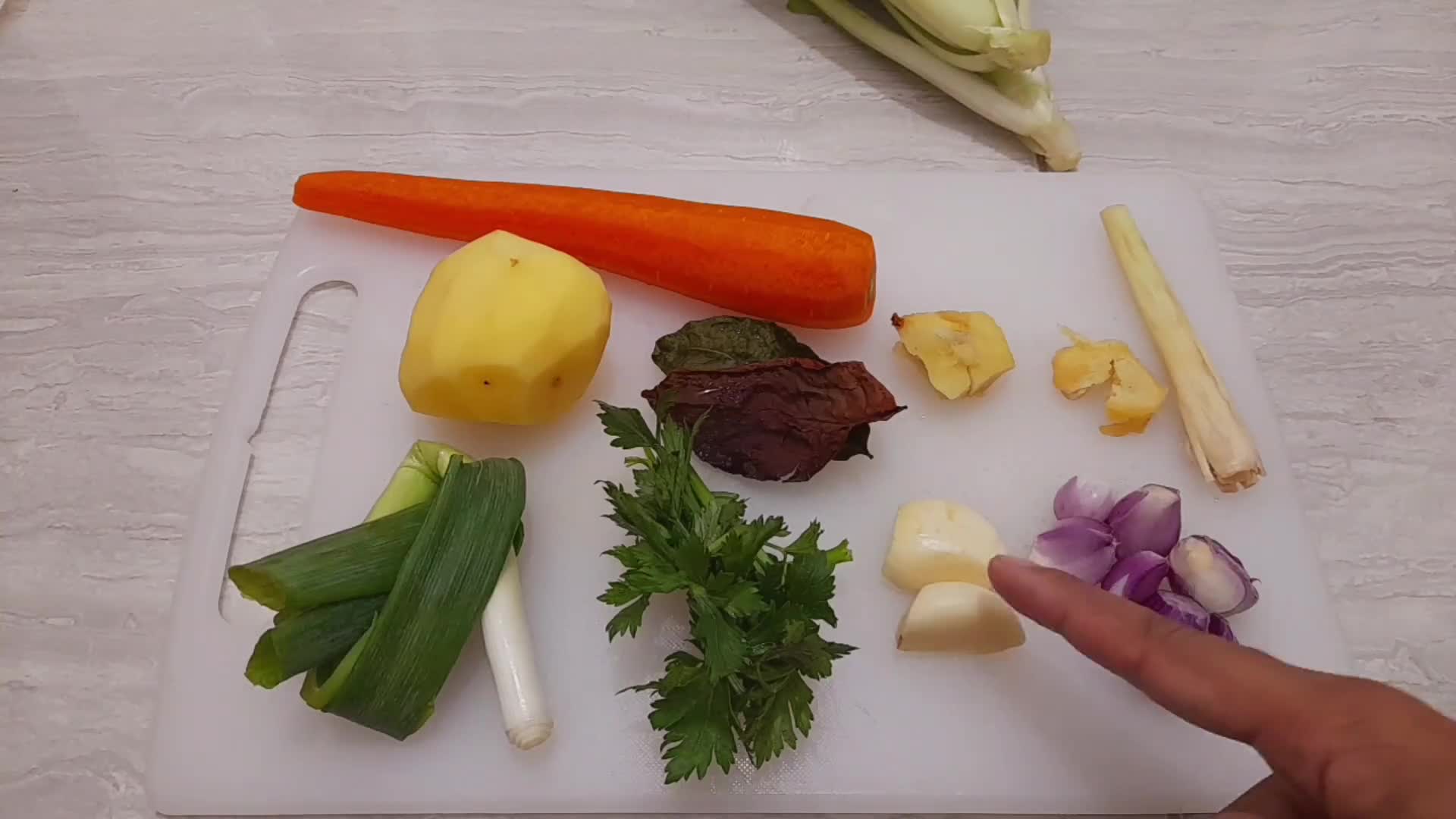 Foto langkah ke 3 dari resep Sup ceker ayam favorit keluarga.