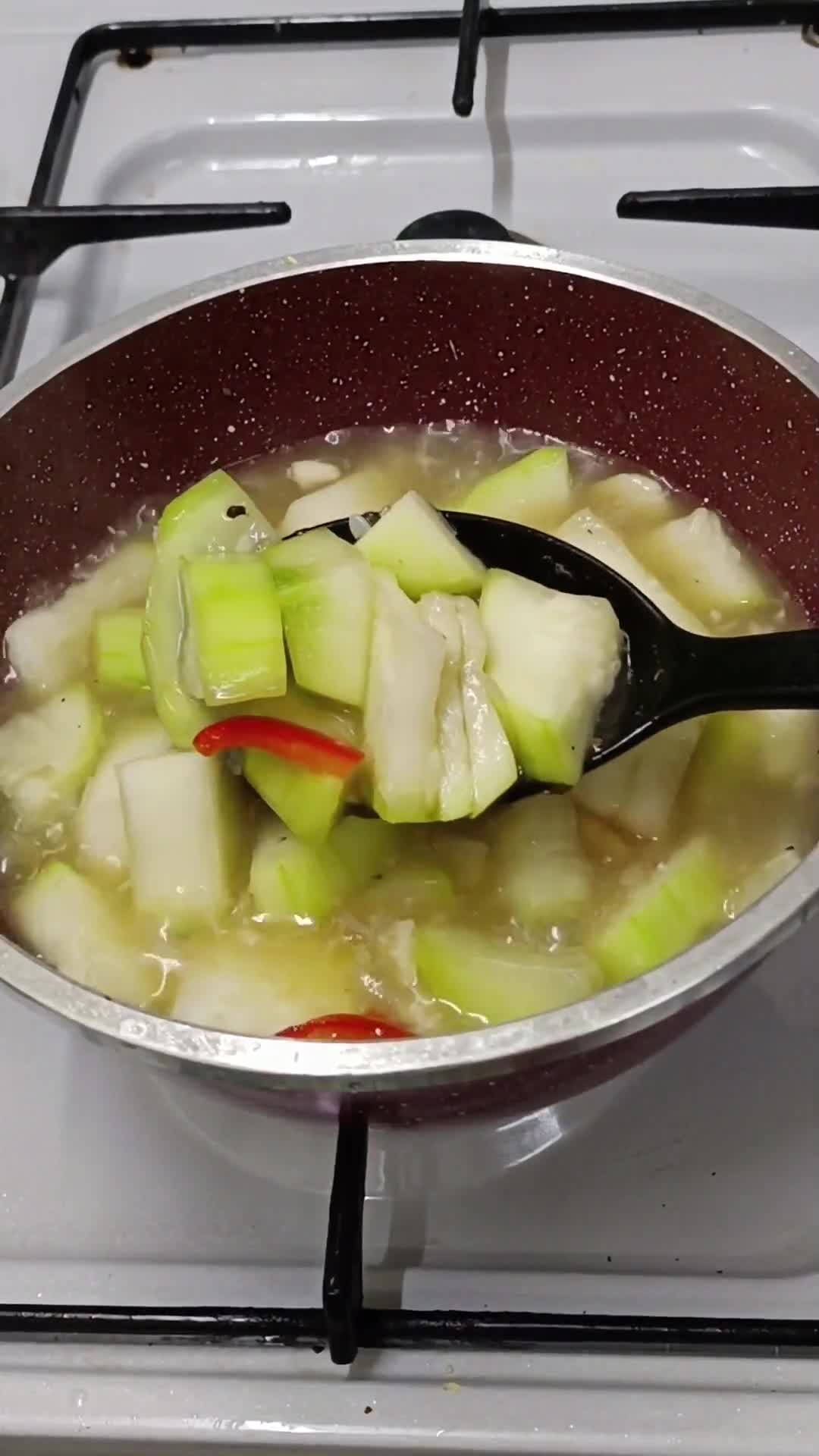 Gambar langkah 4 resipi Labu Air Tumis Udang.