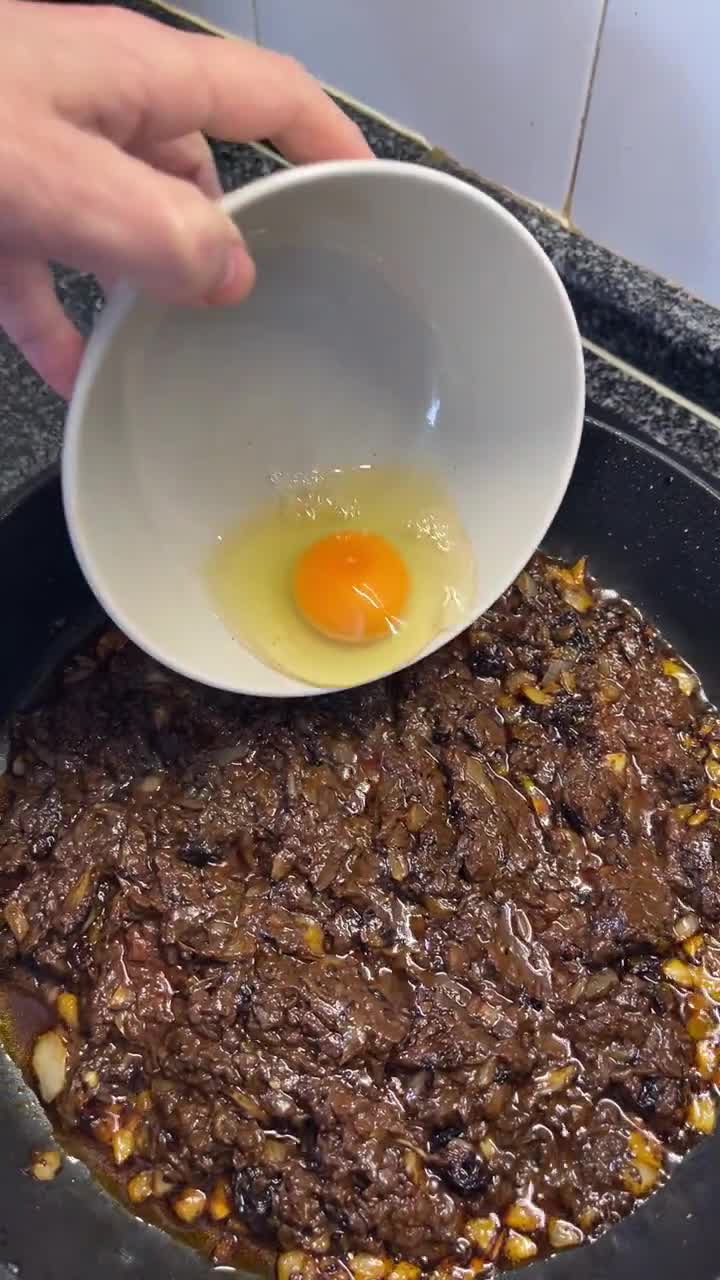Foto del paso 2 de la receta: Revuelto de morcilla de León con sofrito de cebolla y pasas sobre cama de patatas paja