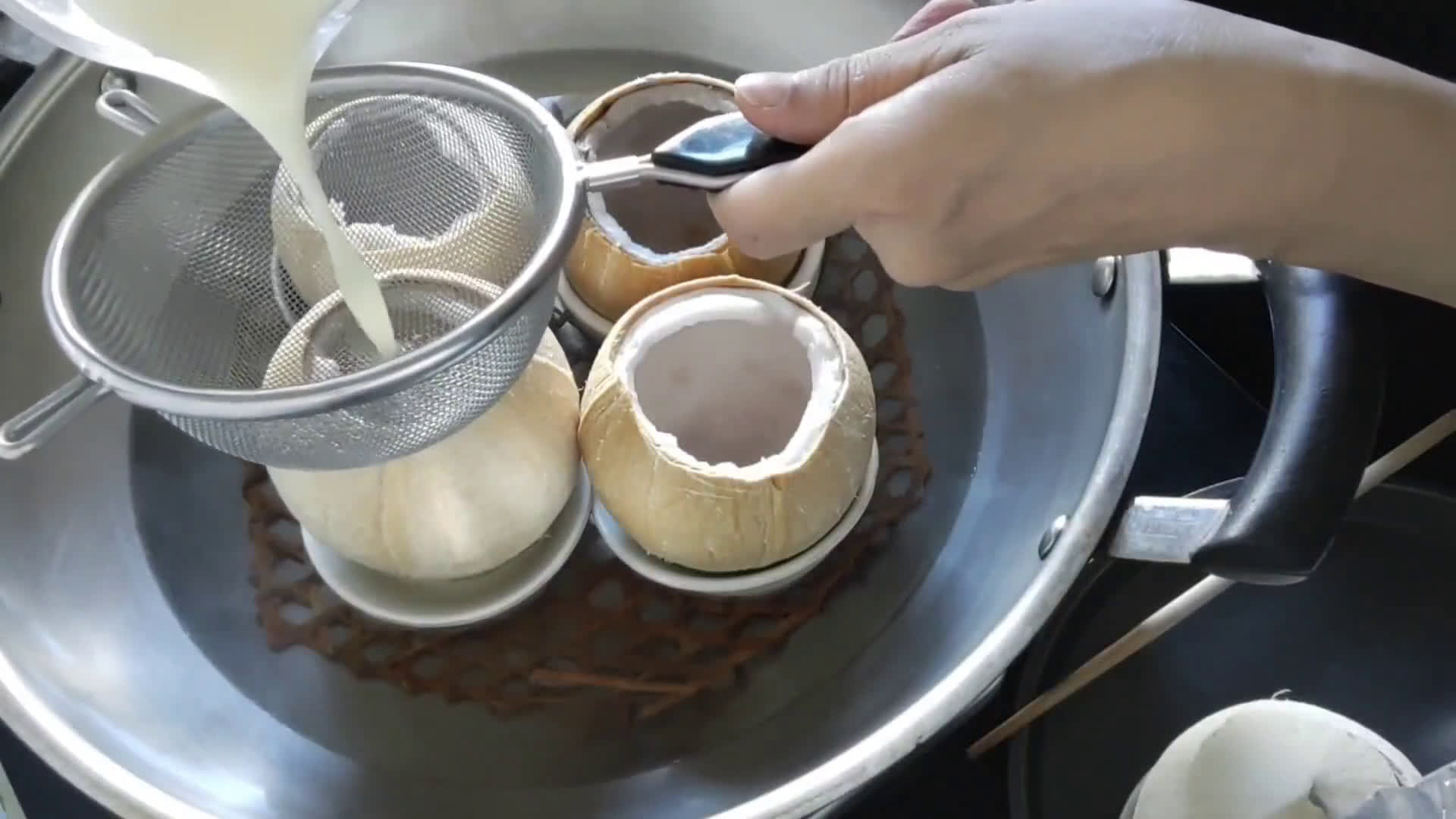 Foto langkah ke 7 dari resep Pudding kelapa muda dalam tempurung | #caramemotongkelapamuda.