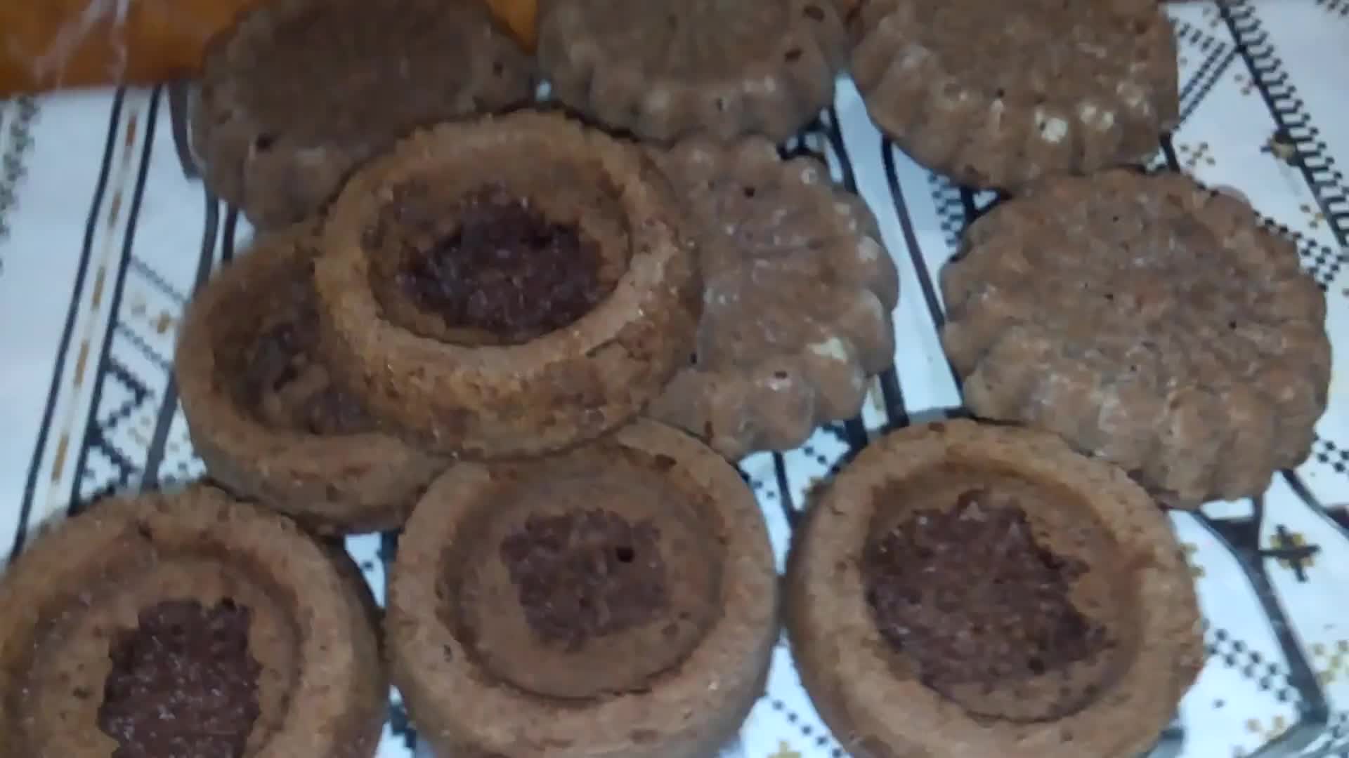 صورة لخطوة 6 من وصفة كيكات فردية بالميكسور بذوق الشكولاتة 🍫