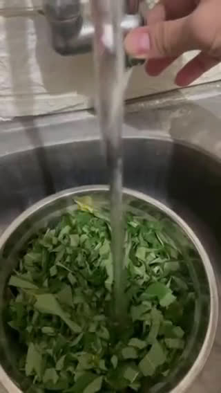 Foto langkah ke 1 dari resep Sayur Daun Singkong.