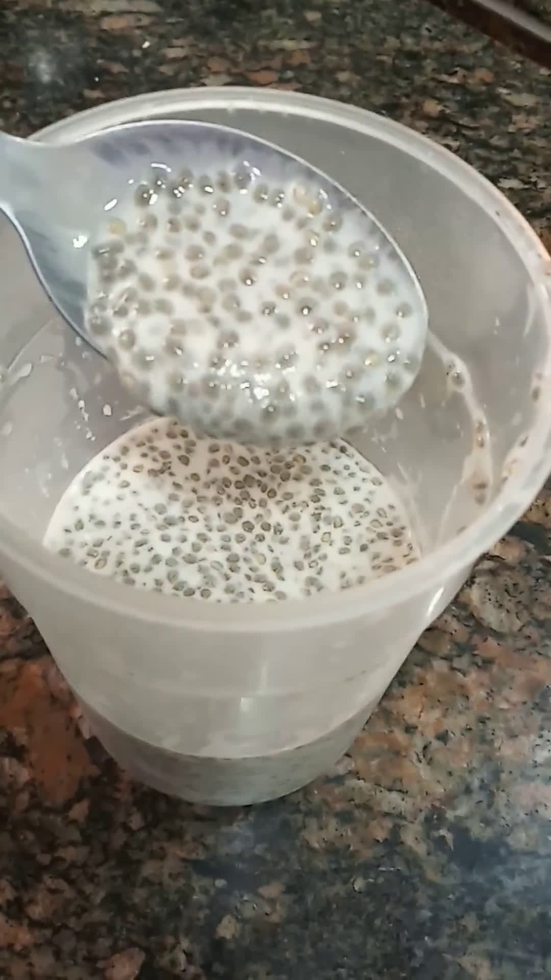 Foto del paso 2 de la receta: Falso yogurt de chía: sin gluten, vegano y saludable