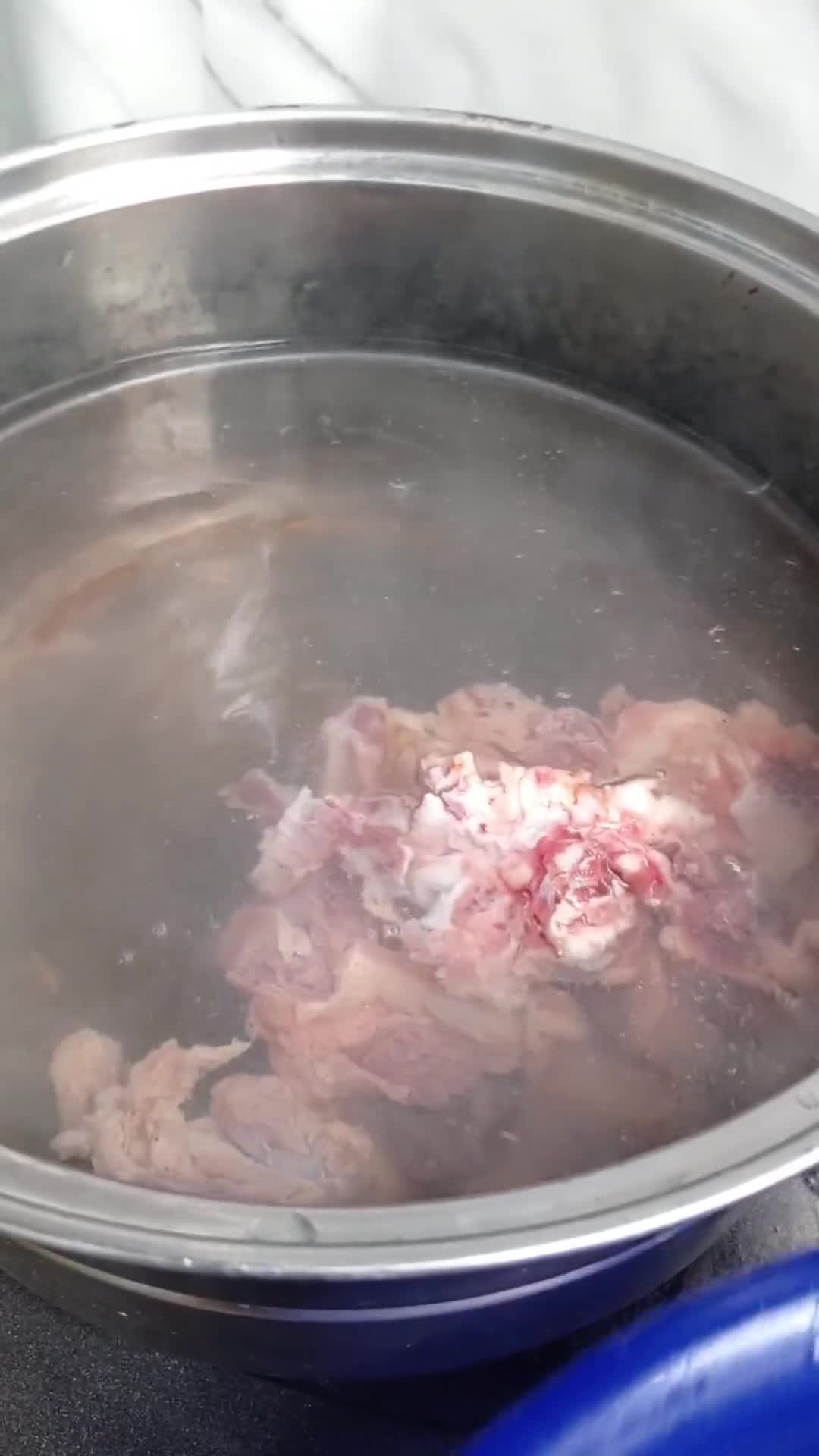 Foto langkah ke 1 dari resep SOP iga sapi.