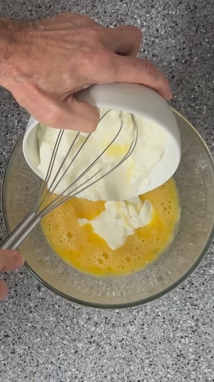 Foto del passaggio 1 della ricetta Tortino allo Yogurt e Lamponi con Crema Inglese al Latte Condensato