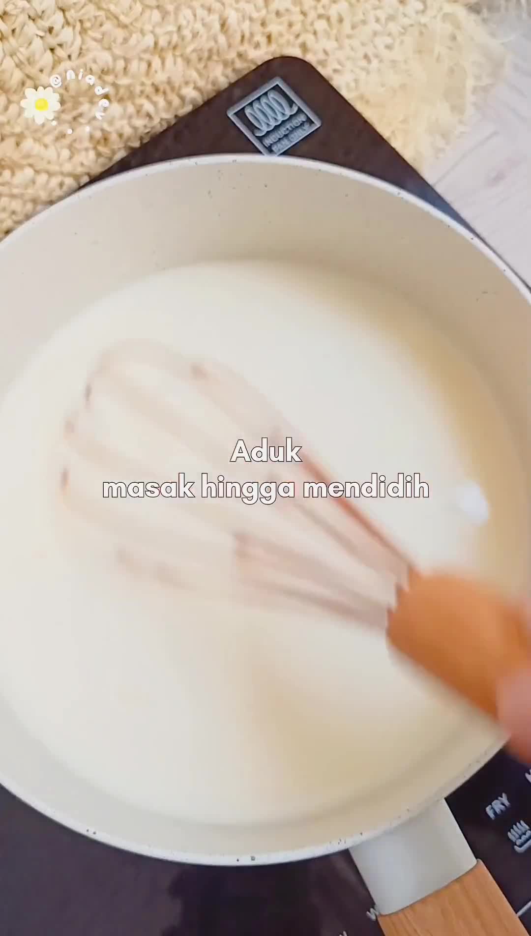 Foto langkah ke 2 dari resep Puding Susu Hias Buah.