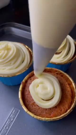 Gambar langkah 11 resipi Carrot cupcakes with cream cheese icing.