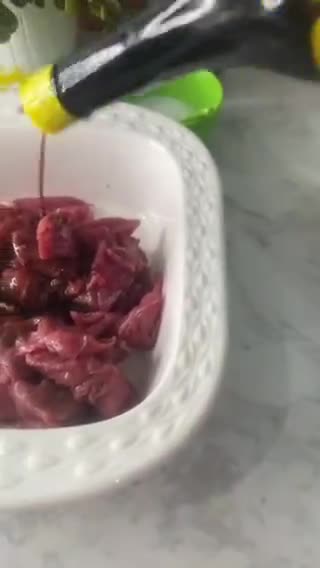 صورة لخطوة 2 من وصفة شرائح لحم البقر المقلي مع البصل والخضار