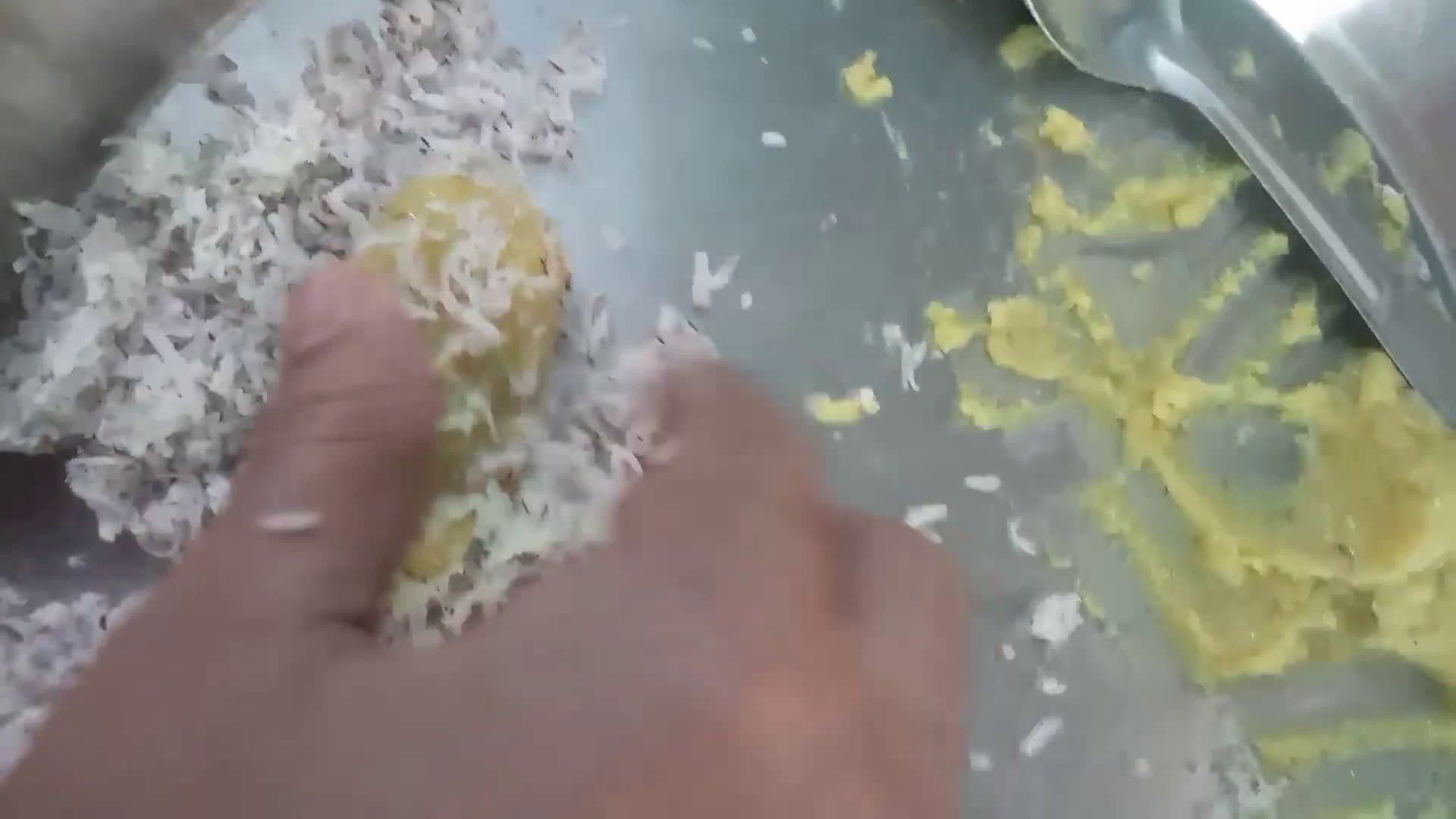 नारळ खवा केक(naral khava cake recipe in marathi) रेसिपी स्टेप 4 फोटो 