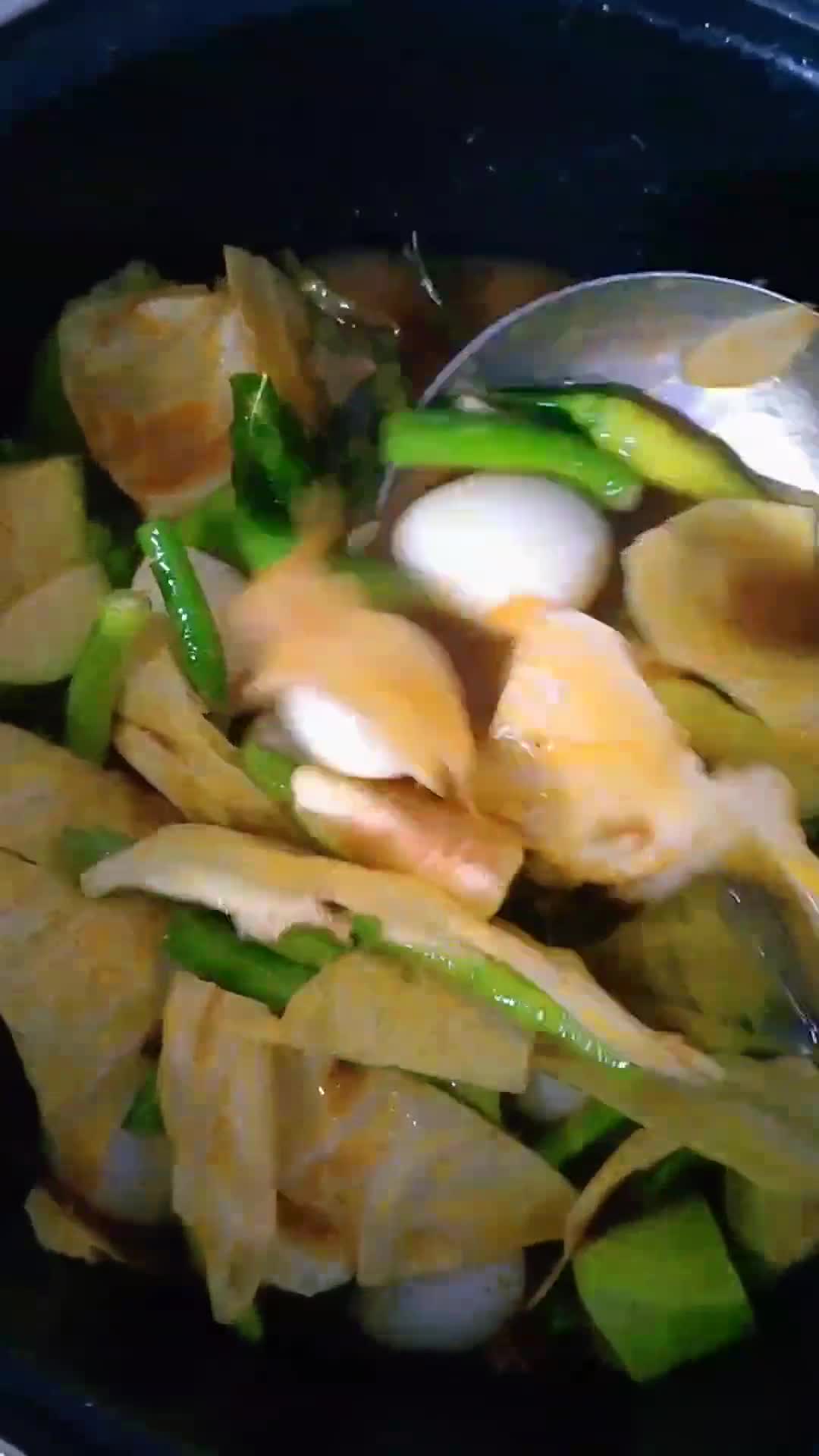 Foto langkah ke 2 dari resep Gulai sayuran dan telor puyuh (tiketGAS2025).
