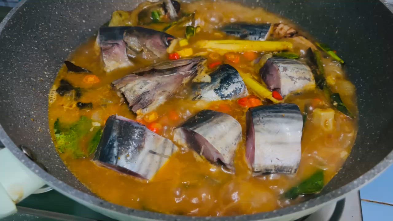 Foto langkah ke 4 dari resep Ikan tongkol kuah asam kemangi.