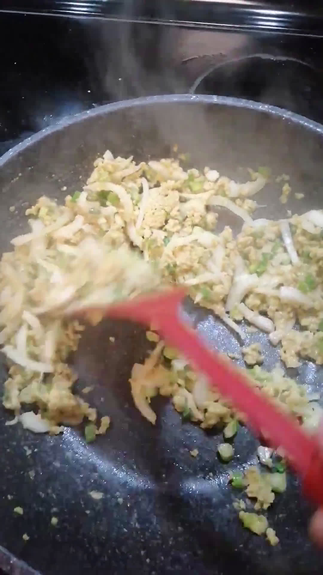 Foto langkah ke 2 dari resep Martabak telur daging sapi cincang rasa kari.