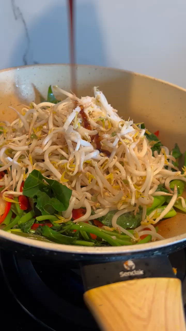 Foto langkah ke 3 dari resep Tumis Kangkung Tauge.