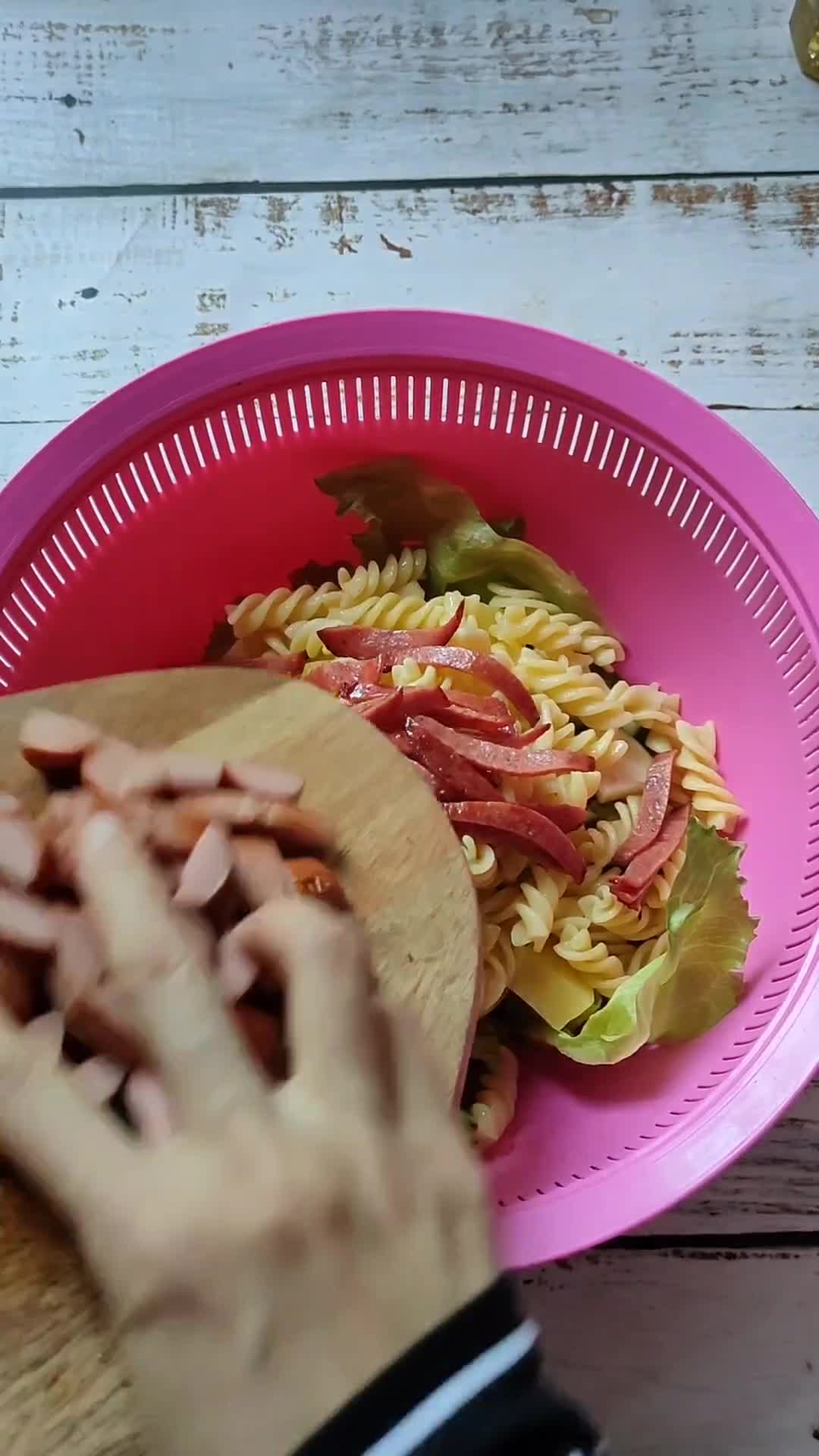Gambar langkah 12 resipi Salad Campuran Avocado Sosej Pasta.