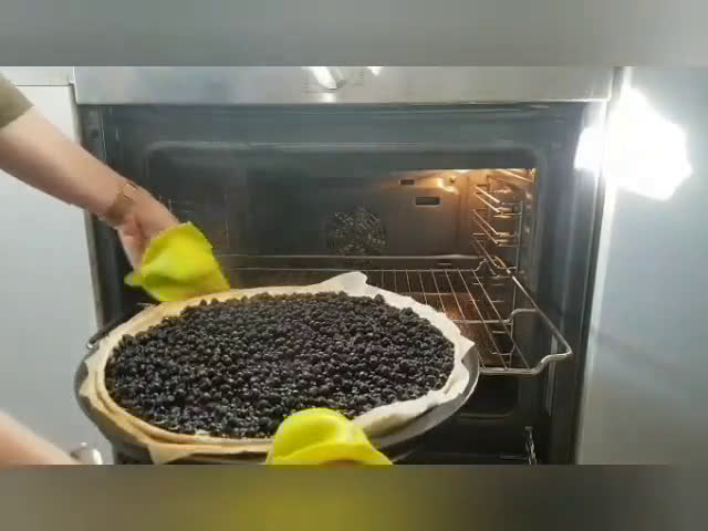 A picture of step 3 of Blueberry Pie☕️.