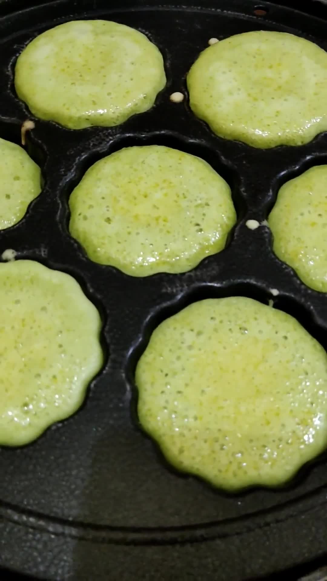 Foto langkah ke 10 dari resep Bika Ambon Pandan Anti Gagal.