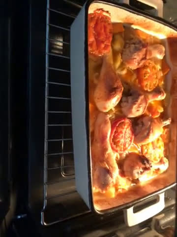 Foto del paso 3 de la receta: Muslos de pollo al horno con pimentón y vino blanco