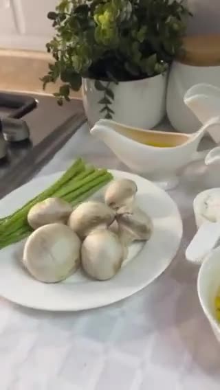 صورة لخطوة 1 من وصفة شوربة الهليون بالمشروم والكريمه