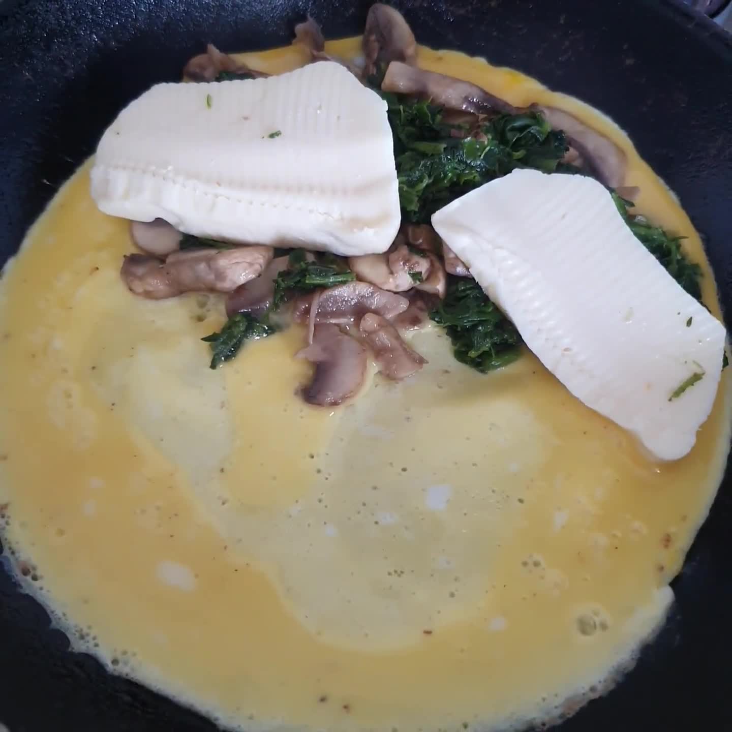 Foto del paso 2 de la receta: 🍳🍃🧀🍄 Omelette de champignones, espinaca y queso