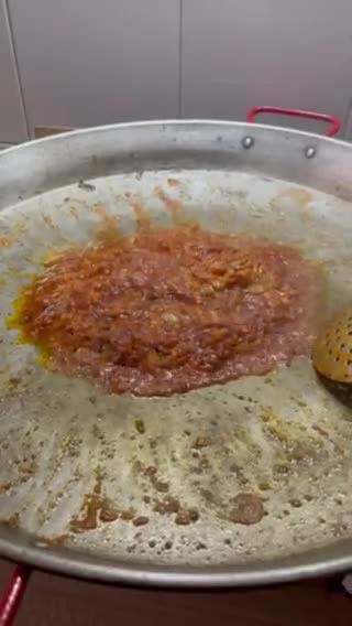 Foto del paso 4 de la receta: Paella de calamar con alcachofas, ajos tiernos y trigueros 🦑 🥘