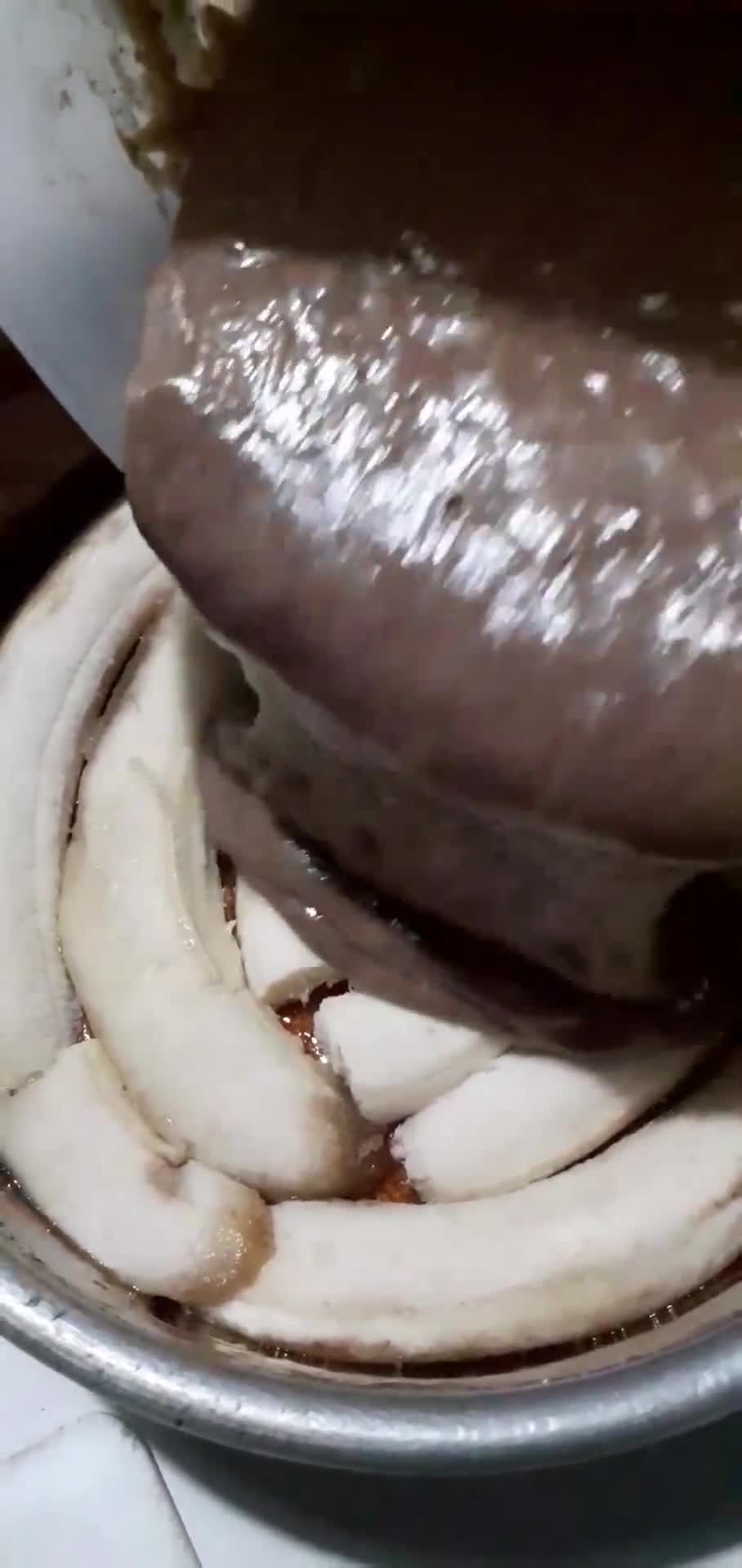 Foto del paso 3 de la receta: Torta invertida de banana y chocolate🍌