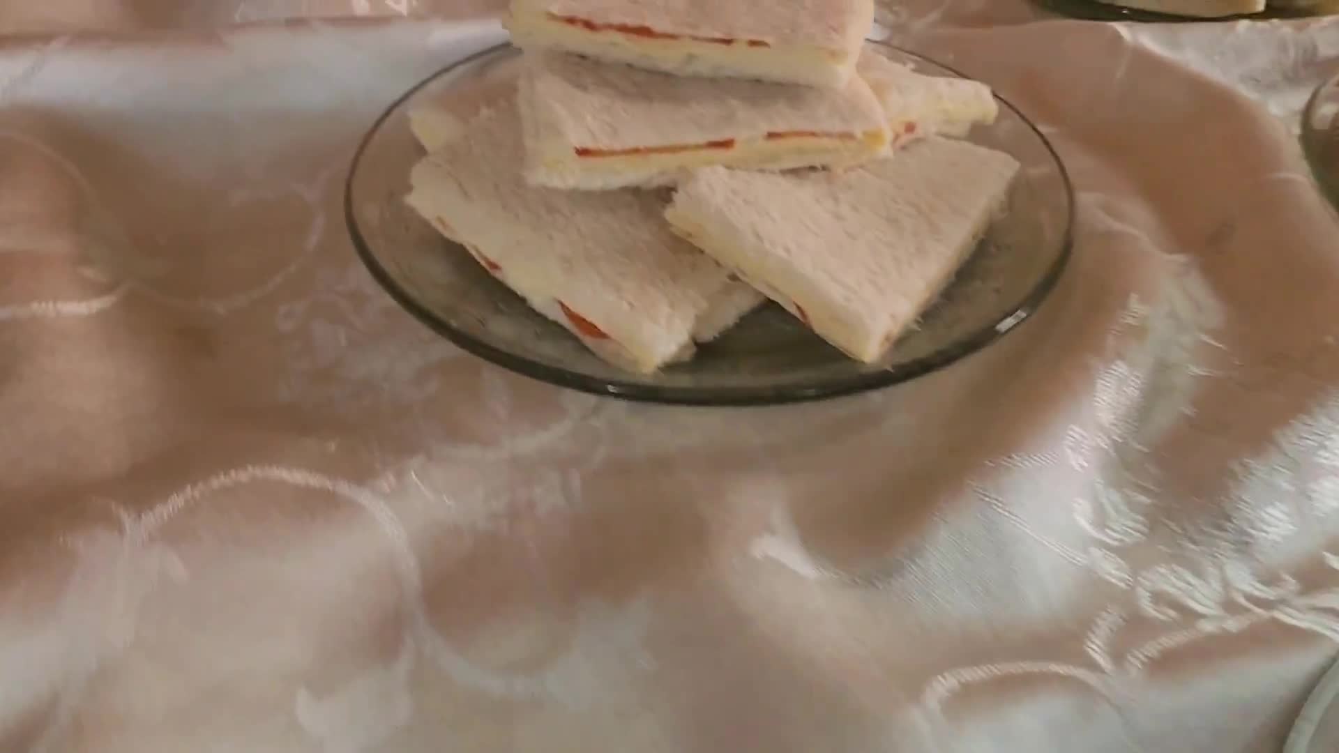 Foto del paso 1 de la receta: 🥪 Sándwiches de miga - variedad 🥪 Queso roquefort, atún, tomate, huevo, ananá, cantimpalo, jamón