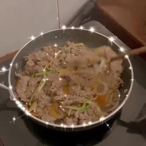 Hình bước làm 4 của món Thịt bò hầm nấm kim châm cà rốt