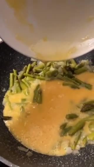 Foto del paso 8 de la receta: Revuelto de espárragos trigueros y cebollita tierna, al vino blanco