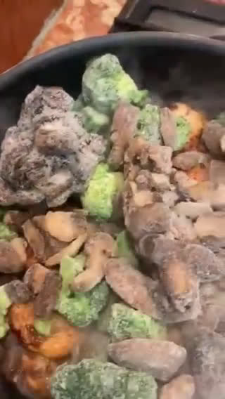 صورة لخطوة 5 من وصفة دجاج مع الفطر والبروكلي 🥦