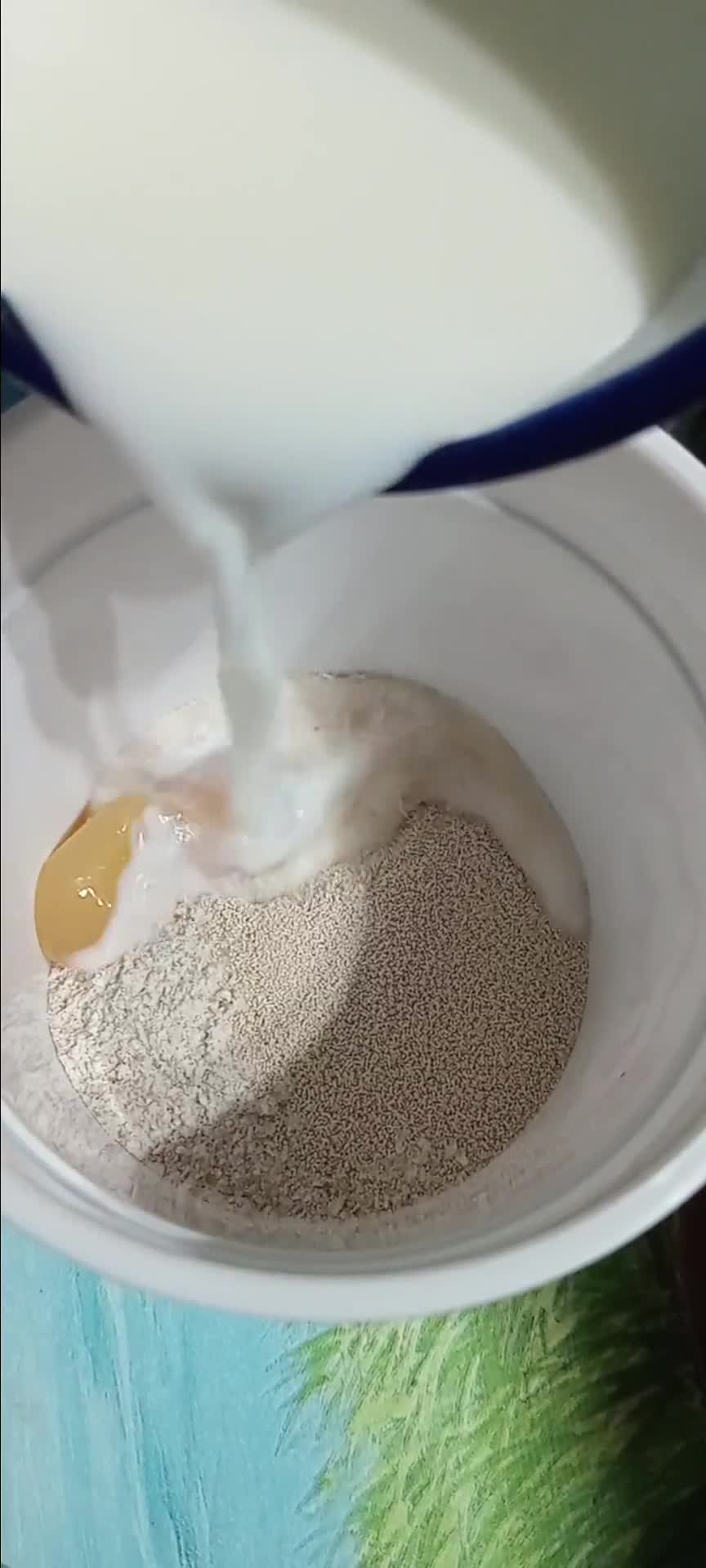 Foto del paso 1 de la receta: Medialunas integrales sin azúcar rellenas de dulce de membrillo🥐