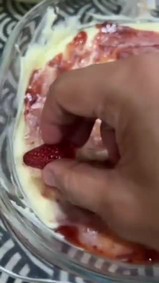Gambar langkah 4 resipi Tiramisu Strawberry 🍓.