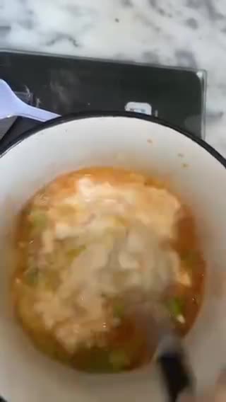 صورة لخطوة 3 من وصفة -اندومي بخلطة البيض المسلوق اللذيذة 🍜😋!