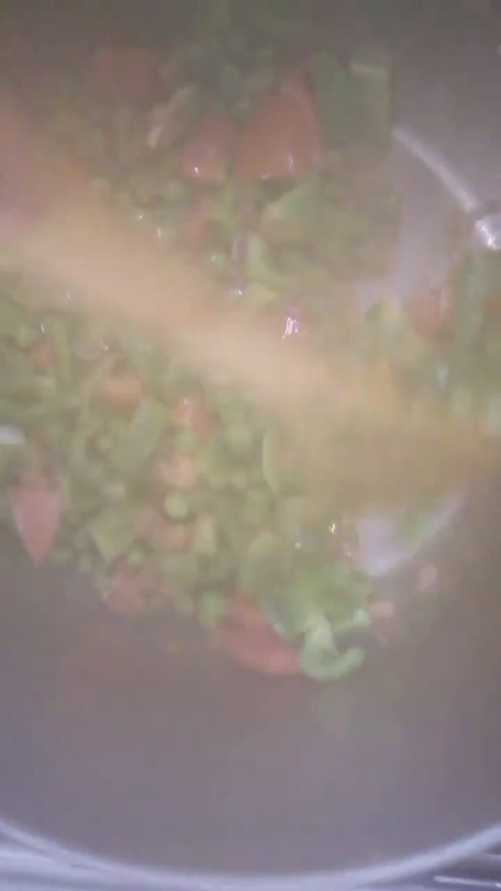صورة لخطوة 2 من وصفة إسباغتي بالخضار سهله وسريعه 🍝🍅🥕